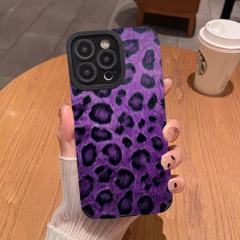 พิมพ์ลายเสือดาวสีม่วงและดำลายแนวตั้ง