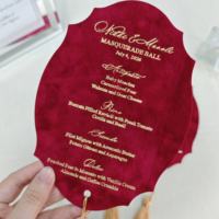 Menu de table de luxe en velours bordeaux, texte personnalisé en feuille d'or, forme découpée avec pompon doré, pour mariage et soirée masquée