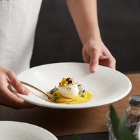 Assiette creuse en céramique moderne à texture rayonnante, finition sable blanc, pour restaurant et hôtel