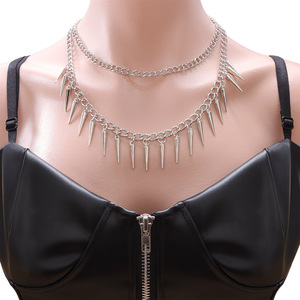 Collier chaîne à pointes argenté double couche style punk avec rivets coniques, ras-de-cou tendance pour soirée, bijoux hip-hop pour femmes et hommes - Product Image 1
