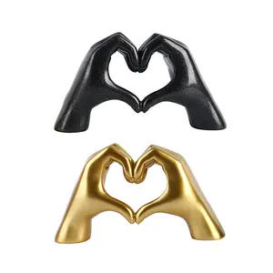 New Arrival Gold Hand Statue With Heart Shape Wedding Valentine's Day Gift Resin Hand Sculpture