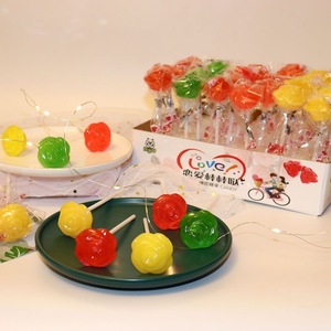 Sucettes fruitées emballées individuellement Variété de fête <span class=keywords><strong>avec</strong></span> tourbillon rouge et conception de rose Bonbons durs à texture dure <span class=keywords><strong>avec</strong></span> décoration de glaçage - Product Image 1