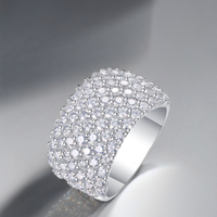 Faites une déclaration dans la mode moderne pour hommes avec cette jolie bague en diamants Moissanite 7 rangées 2mm fabriquée en argent sterling 925