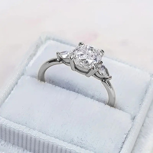 Anello a quattro punte per donna, design semplice, accessorio da indossare ogni giorno - Product Image 2