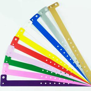 สายรัดข้อมือไวนิลแบบใช้แล้วทิ้งกันน้ำ ทำจาก PVC รูปทรงต่างๆ พร้อมพิมพ์ลายสกรีน สีและโลโก้ตามสั่ง สำหรับงานส่งเสริมการขาย - Product Image 4