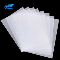 Halbtransparentes Transparentpapier für die Herstellung von Schnittmustern, verwendet zum Nachzeichnen und Schneiden von Stoffmustern.
