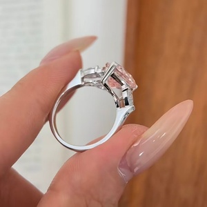Anello Unisex a Forma <span class=keywords><strong>di</strong></span> Cuore con Tre Diamanti Coltivati in Laboratorio, Taglio a Cuore, in Oro Massiccio 14K, Certificato IGI, Regalo per il Futuro e una <span class=keywords><strong>Promessa</strong></span> - Product Image 4