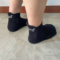 Chaussettes de course personnalisables à cinq doigts pour le fitness et le sport Vente en gros Jeunes Chaussettes noires de yoga à 5 orteils Conception athlétique pour hommes