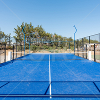 Équipement de terrain de padel panoramique moderne, terrain de padel en verre panoramique pour clubs intérieurs et sports en plein air