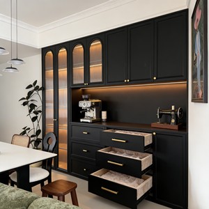 Credenza Moderna Nero Opaco - Porta in Vetro ad Arco e Illuminazione LED, Bar Integrato + Spazio di Archiviazione per Soggiorno-Cucina Aperto - Product Image 6