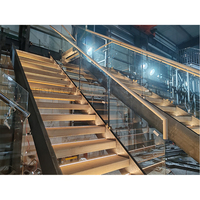 Escalier moderne haut de gamme à double montant, marches en chêne rouge américain, garde-corps en verre sans cadre avec fixation par clous, pour intérieur résidentiel