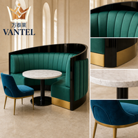 Ensemble de mobilier de luxe pour hôtels et restaurants : banquette incurvée sur mesure, table et chaises pour projets hôteliers