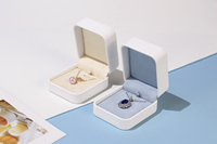 Boîte d'emballage de bijoux de luxe en cuir PU carré haut de gamme avec logo personnalisé pour collier, bracelet, boucles d'oreilles, bague
