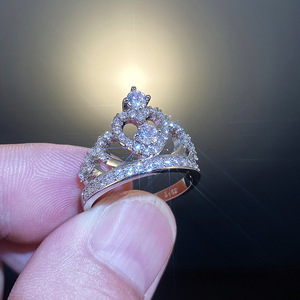Anello nuziale classico a corona per donna, elegante gioiello scintillante da indossare sul dito - Product Image 6