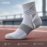 Chaussettes de sport respirantes pour la course à pied, avec ventilation en maille, gestion de l'humidité, maintien du talon, bout plat et amorti ciblé, gris et blanc