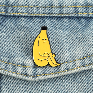 Broches en émail 'Sad Banana Man' – Badges de revers amusants à l'effigie de personnages de dessins animés/anime en forme de banane – Vente en gros de bijoux - Product Image 1