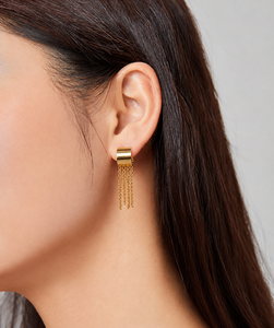 Boucles d'oreilles pendantes Huggie structurées en acier inoxydable plaqué or 14K sous vide avec franges en chaîne dorée - Product Image 5