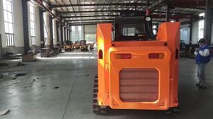 Mesin pemuat Skid-steer baru dengan mengganti aksesori pelat tanah, gigi garpu, dan kait - Product Image 2