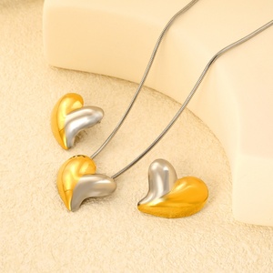 Ensemble de bijoux personnalisé en acier inoxydable plaqué or PVD 18 carats, avec boucles d'oreilles et collier pendentif en forme de cœur lisse et épais, deux couleurs - Product Image 5