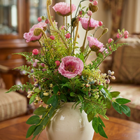 Bouquet artificiel de coquelicots rose poudré, ensemble floral artificiel de fougères et baies mélangées avec vase en céramique crème brillant pour décoration de table rustique