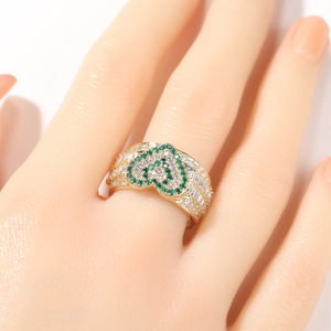 Anillo Geométrico de Acero Inoxidable con Baño de Oro de 18K, Diseño Rectangular Liso, Resistente al Agua, con Bisel PVD - Product Image 4