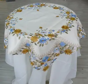 Toalha de mesa bordada personalizada em vários tamanhos.