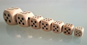 Dados Ecológicos Hechos a Mano de Madera con Construcción Duradera, Textura Natural y Encanto Rústico Atemporal para Juegos - Product Image 4