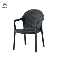 Fournisseur Dernière chaise extérieure noire en plastique Fabricant d'usine de chaise à dossier robuste pour la durabilité de la chaise de salle à manger empilable