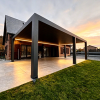 Pergola bioclimatique murale sur mesure en aluminium 6063-T5 avec motorisation et éclairage LED pour projets de terrasses résidentielles