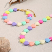 Nouveauté : Collier et Bracelet en Résine Acrylique Colorée avec Pendentif Cœur pour Femme – Bijoux Tendance et Élégants pour Fêtes et Quotidien