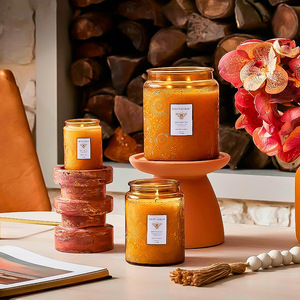Vela Aromática Premium en Frasco de Vidrio Ámbar con Diseño de Abeja en Relieve, Cera de Soya Natural Hecha a Mano para Regalos Navideños - Product Image 1