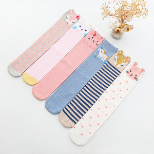 Chaussettes pour filles Collection printemps-automne Nouveau style européen américain Chaussettes mi-longues en coton et soie dorées Cartoon Chaussettes mi-longues tricotées - Product Image 5