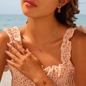 Set di Gioielli Raffinati per Ragazze con Grazioso Elemento Frutta Smaltato, Collana e <span class=keywords><strong>Orecchini</strong></span> a Ciliegia, Bracciale e Anelli in Acciaio Inossidabile, Impermeabili - Product Image 3
