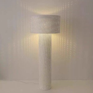 Lámpara de pie minimalista de malla metálica con pantalla blanca para sala de estar, hotel o habitación modelo - Product Image 4