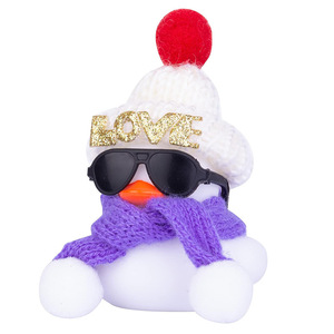 Cyber-Famous Little Yellow Duck Interior Kit Sombrero de lana y gafas de sol con decoración de consola de <span class=keywords><strong>coche</strong></span> Regalo de Navidad Hecho de goma de resina - Product Image 3