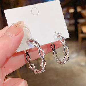 Boucles d'oreilles créoles torsadées élégantes pour femmes, plaquées rhodium, avec pierres en cristal, bijoux de fête, style classique, en alliage - Product Image 3