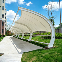 Abri de voiture en membrane tendue PVDF sur mesure, structure en acier galvanisé, imperméable et résistant aux UV, abri extérieur pour hôtel et villa