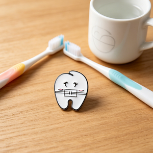 Broche Criativo de Desenho Animado Esmaltado em Liga de Zinco com Niquelagem Preta para Atacado Personalizado em Mochilas e Roupas - Product Image 4
