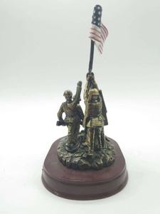 Figura Decorativa de Metal Pintada a Mano, Estatua de Iwo <span class=keywords><strong>Jima</strong></span> con Base de Madera - Product Image 3