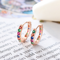 Mlluki Suministro al por Mayor Joyas de Plata de Ley 925 Chapadas en Oro de 14K y 18K con Circonitas Cúbicas de Colores, Pequeños Aros Redondos Tipo Huggie con Diseño de Arcoíris