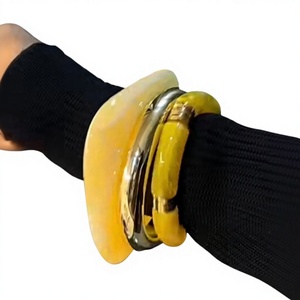 Juego de Brazaletes de Resina con Diseño Premium de Crafted Treasures, Bañado en Oro Amarillo, Unisex, Ecológico - Product Image 1