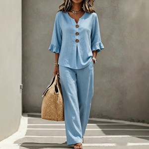 Ensemble deux pièces décontracté pour femme : haut boutonné à col en V et manches trois quarts à volants, et pantalon, bleu clair, tailles S, M, L, XL, XXL, 3XL - Product Image 1