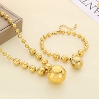 Ensemble d'accessoires géométriques en acier inoxydable plaqué or 18 carats avec pendentif perle, collier, bracelet et fermoir mousqueton