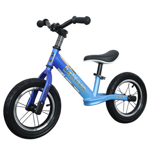 Vélo d'équilibre en métal pour enfants de 2 <span class=keywords><strong>à</strong></span> 4 ans ; Trottinette <span class=keywords><strong>à</strong></span> <span class=keywords><strong>trois</strong></span> <span class=keywords><strong>roues</strong></span> pour tout-petits, pour marcher et glisser ; Vélo sans pédales pour courir et rouler - Product Image 4