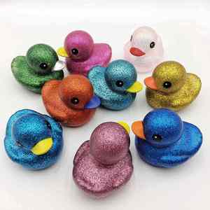 Pato Flotante de Lentejuelas de PVC y Goma con Polvo Dorado de 10 cm para Baño de Bebés, Venta al por Mayor - Product Image 4