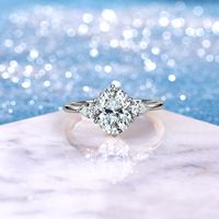 Bague populaire en argent S925 avec moissanite, design de luxe léger à trois pierres, coupe en forme de poire et design de niche