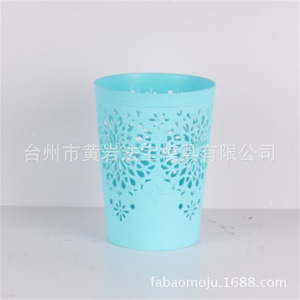 Poubelle en plastique bleue à motif géométrique cylindrique évidé pour usage intérieur de bureau - Product Image 1