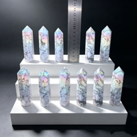 Vente en gros de tours de cristal Howlite Aura électroplaquées, à veine noire naturelle et pointe arc-en-ciel, pour la décoration intérieure