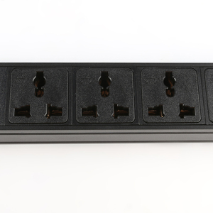 Prise PDU universelle 3 voies 19'' 1U avec interrupteur, protection contre les surcharges et les courts-circuits, usage industriel - Product Image 3