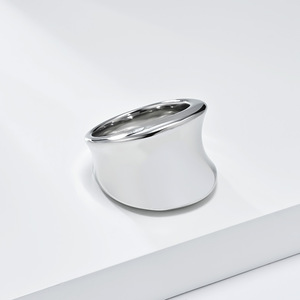 Anillo chapado en oro brillante exagerado de estilo geométrico punk y único para mujer, joyería moderna y de alta gama. - Product Image 3